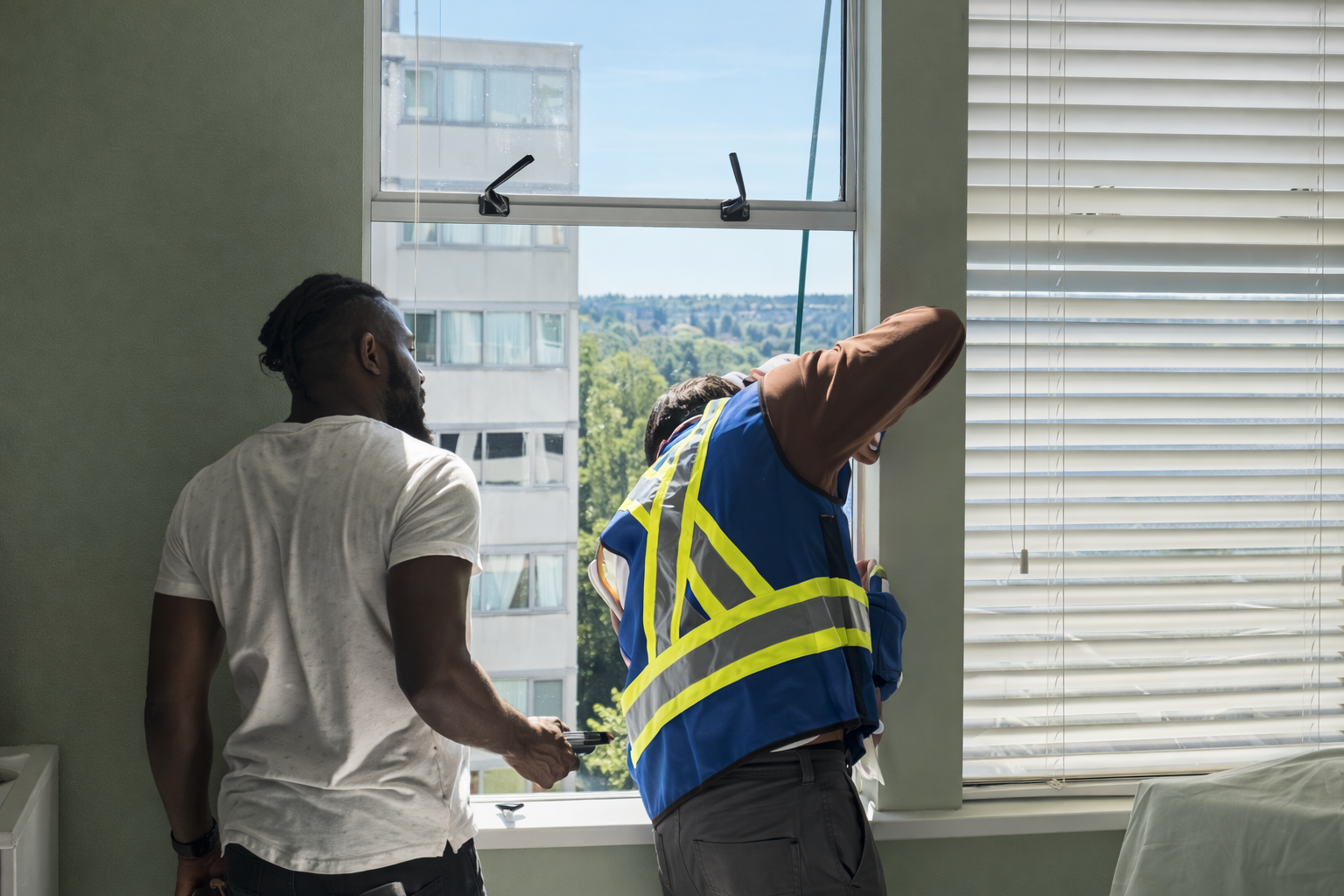 5 Signs Your Vancouver Home Needs Emergency Glass Repair (Don't Wait!)